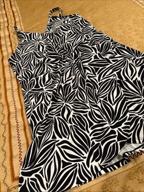 NWOT Lands' End Black and White Tropical Print Swimsuit with Built-In Bra, L